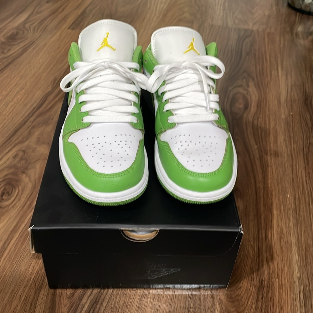 Nike Air Jordan 1 Low SE MEN’s size 9 white/chlorophyl - Picture 3 of 6